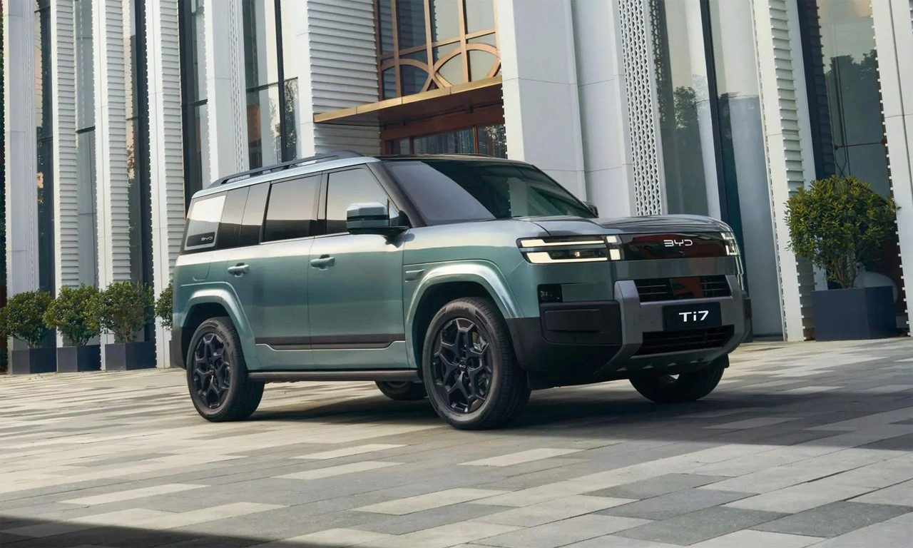 SUV hybrid BYD Ti7 lộ tin sắp về Việt Nam: Cấu hình 7 chỗ 'thách thức' Land Cruiser lẫn Defender, chạy thuần điện hơn 150 km, dự kiến mở bán trong quý III/2026